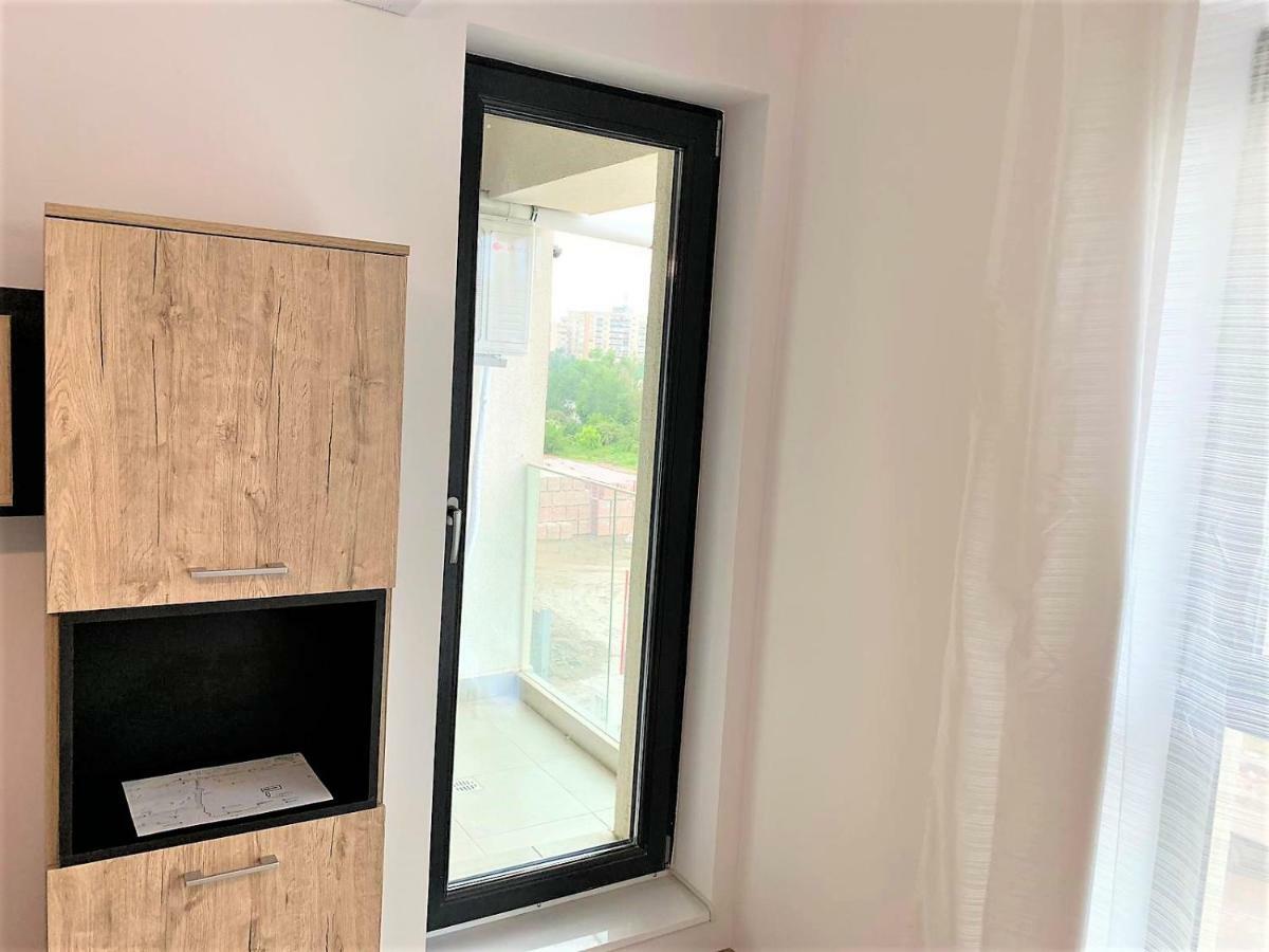 Plaza Apartment *